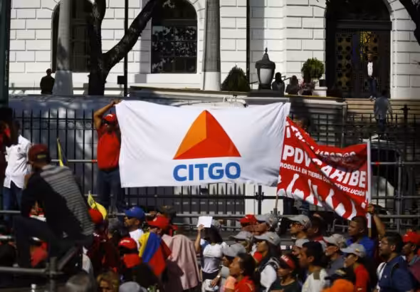 Venezuelan people in a street protest with banners of CITGO and PDVSA. Photo: Bloomberg.