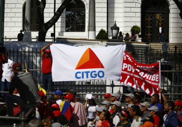 Venezuelan people in a street protest with banners of CITGO and PDVSA. Photo: Bloomberg.