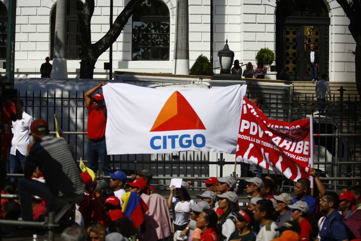 Venezuelan people in a street protest with banners of CITGO and PDVSA. Photo: Bloomberg.
