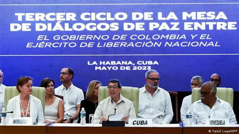 Cuban Minister for Foreign Affairs Bruno Rodríguez chairing the opening of the third round of peace talks between the Colombian government and the ELN, accompanied by the representatives of Venezuela (right) and Norway (left). Havana, Cuba, Tuesday, May 2, 2023. Photo: Prensa Latina.