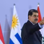 Venezuelan President Nicolás Maduro making the victory sign during the South American Summit of Presidents in Brazil, May 30, 2023. Photo: André Borges/EFE.