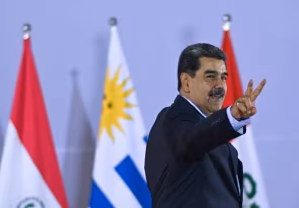 Venezuelan President Nicolás Maduro making the victory sign during the South American Summit of Presidents in Brazil, May 30, 2023. Photo: André Borges/EFE.