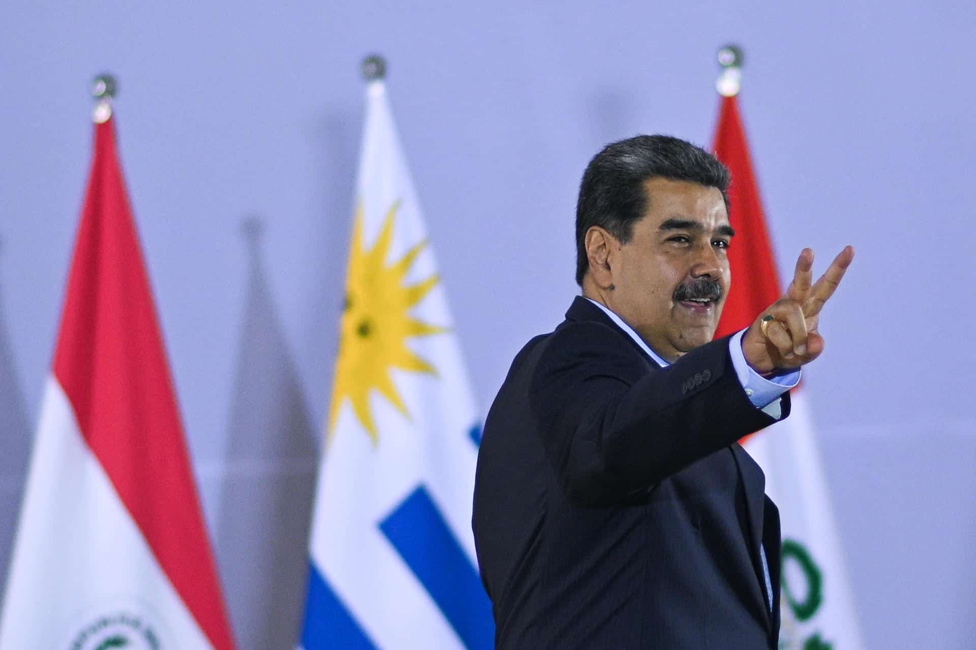 Venezuelan President Nicolás Maduro making the victory sign during the South American Summit of Presidents in Brazil on Tuesday, May 30, 2023. Photo: André Borges/EFE.