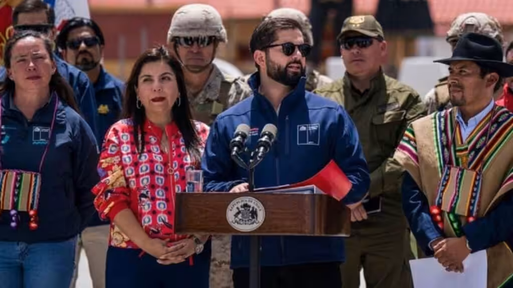The president of Chile, Gabriel Boric, escorted by military agents and giving statements to the press in Colchane, near the border with Bolivia, on Wednesday, March 15, 2023. Photo: Reuters/File photo.