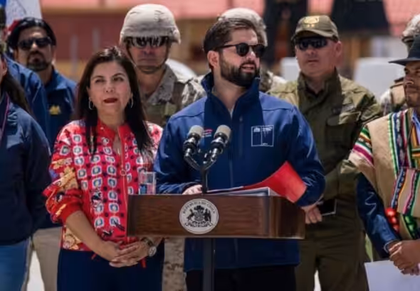 The president of Chile, Gabriel Boric, escorted by military agents and giving statements to the press in Colchane, near the border with Bolivia, on Wednesday, March 15, 2023. Photo: Reuters/File photo.