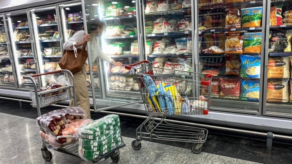 Person shopping for groceries in a store in Caracas, Venezuela. Photo: EFE/File photo.