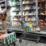 Person shopping for groceries in a store in Caracas, Venezuela. Photo: EFE/File photo.