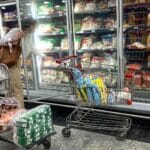 Person shopping for groceries in a store in Caracas, Venezuela. Photo: EFE/File photo.