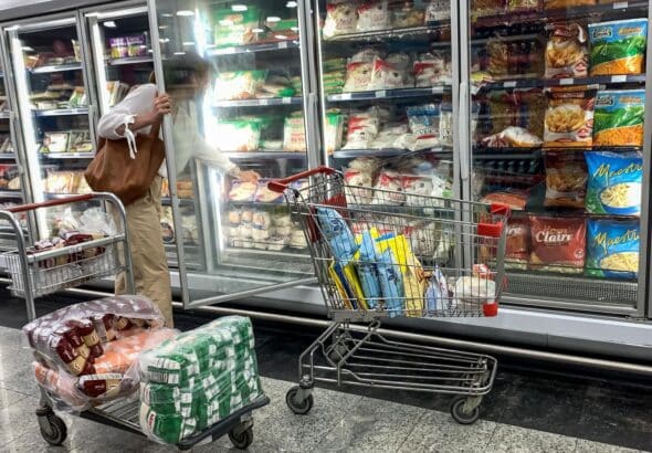 Person shopping for groceries in a store in Caracas, Venezuela. Photo: EFE/File photo.