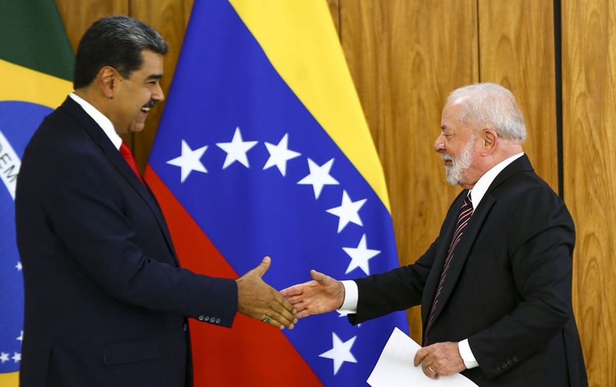 Brazilian President Luiz Inácio Lula da Silva shaking hands with Venezuelan President Nicolás Maduro at the Planalto Palace, Brasília, during a press conference following an extended meeting marking the resumption of full diplomatic relations between the two countries. Photo: Marcelo Camargo/Agência Brasil.