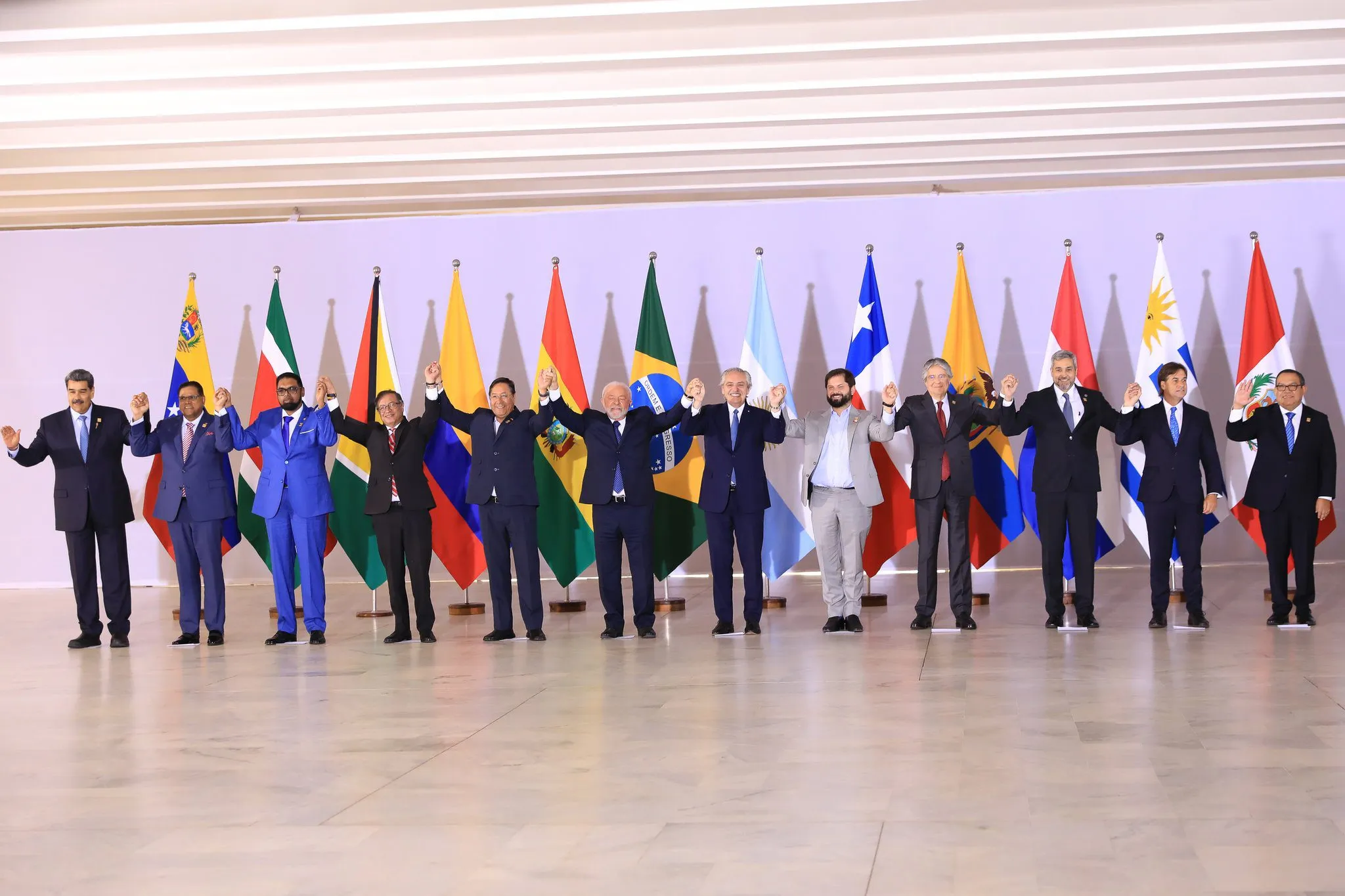 Family photo with all the heads of state in attendance at the South American Summit called by President Lula in Brasilia on Tuesday, May 30, 2023. Photo: Twitter/@teleSURtv.