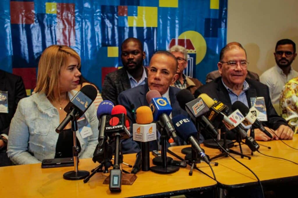 Manuel Rosales (center), president of Venezuelan opposition party Un Nuevo Tiempo, speaks to the press, Caracas, May 10, 2023. Photo: Twitter/@partidoUNT.