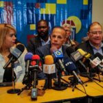 Manuel Rosales (center), president of Venezuelan opposition party Un Nuevo Tiempo, speaks to the press, Caracas, May 10, 2023. Photo: Twitter/@partidoUNT.