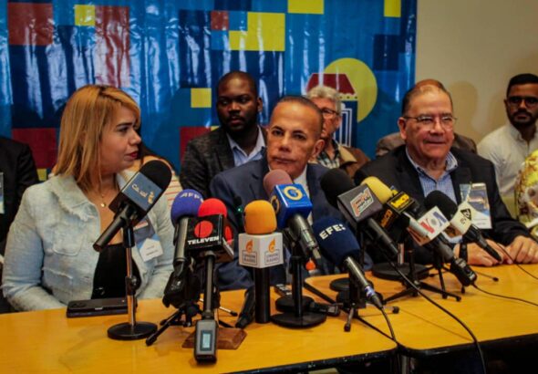 Manuel Rosales (center), president of Venezuelan opposition party Un Nuevo Tiempo, speaks to the press, Caracas, May 10, 2023. Photo: Twitter/@partidoUNT.