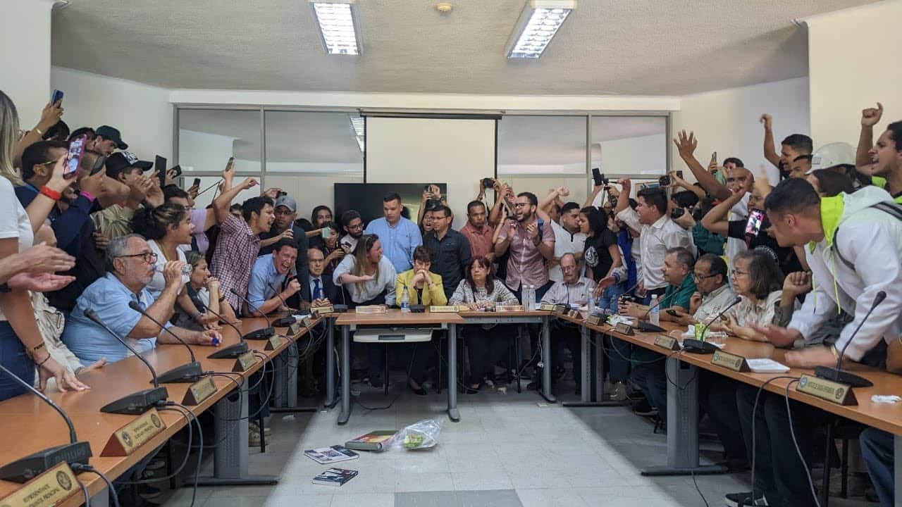 Central University of Venezuela's council meeting being stormed by students demanding the resignation of rector Cecilia García Arocha after the election fiasco on May 26, 2023. Photo: Twitter/@RCamachoVzla.