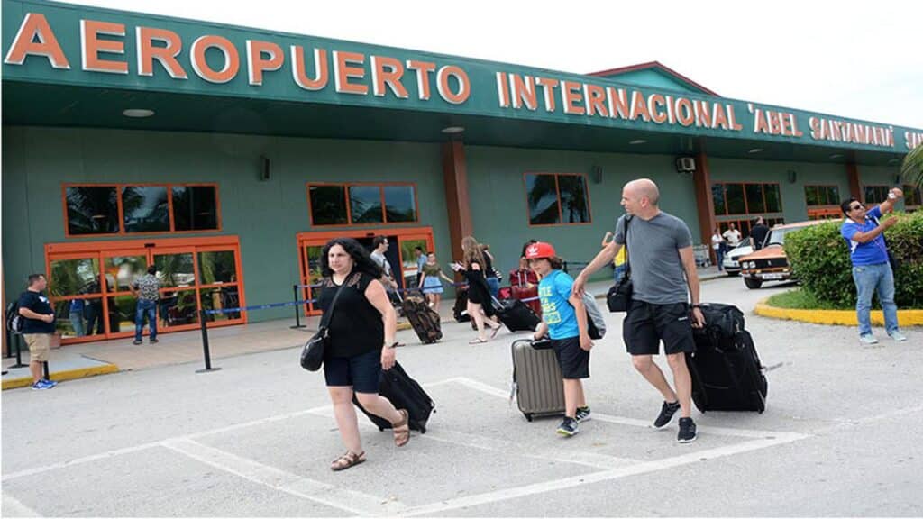 Foreign tourist exiting the Villa Clara International Airport in Cuba. Photo: Arelys María Echevarría/File photo.