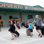 Foreign tourist exiting the Villa Clara International Airport in Cuba. Photo: Arelys María Echevarría/File photo.