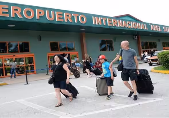 Foreign tourist exiting the Villa Clara International Airport in Cuba. Photo: Arelys María Echevarría/File photo.