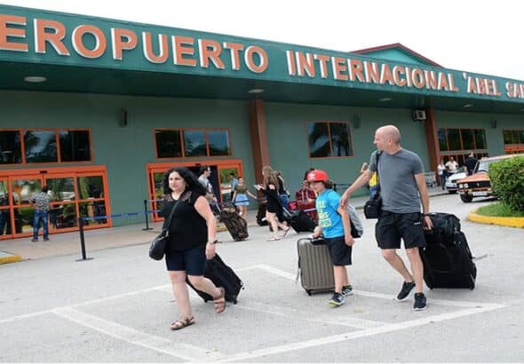 Foreign tourist exiting the Villa Clara International Airport in Cuba. Photo: Arelys María Echevarría/File photo.