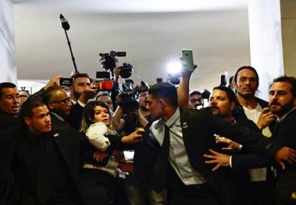 Featured image: Brazilian security agents containing the journalist that broke security restrictions in an attempt to create issues around Venezuelan President Nicolás Maduro's visit to Brasília. Photo: Instagram/@ueislermarcelinooficial.