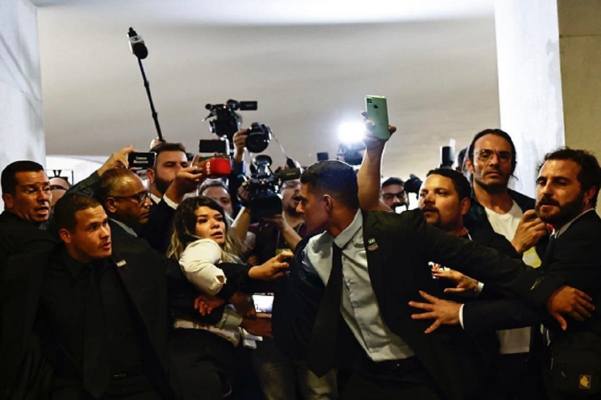 Featured image: Brazilian security agents containing the journalist that broke security restrictions in an attempt to create issues around Venezuelan President Nicolás Maduro's visit to Brasília. Photo: Instagram/@ueislermarcelinooficial.