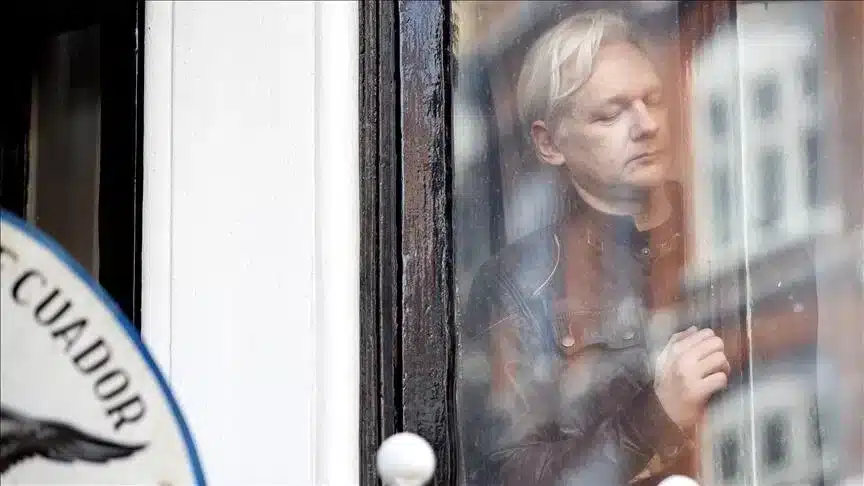 Wikileaks founder Julian Assange speaks on the balcony of Ecuadorian embassy on May 19, 2017 in London, England, where he has been taken asylum since 2012, after the Swedish authorities have announced that they dropped their investigation into rape allegations against him. Photo: Anadolu Agency/Getty Images.