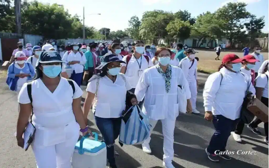 When Covid vaccines became available through the WHO, Nicaragua gave priority to people over 65 and those hospitalized or with chronic conditions. Here workers set out with vaccines. Photo: Carlos Cortez.
