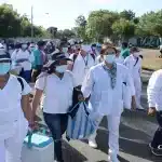 When Covid vaccines became available through the WHO, Nicaragua gave priority to people over 65 and those hospitalized or with chronic conditions. Here workers set out with vaccines. Photo: Carlos Cortez.