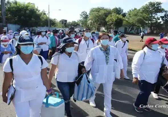 When Covid vaccines became available through the WHO, Nicaragua gave priority to people over 65 and those hospitalized or with chronic conditions. Here workers set out with vaccines. Photo: Carlos Cortez.
