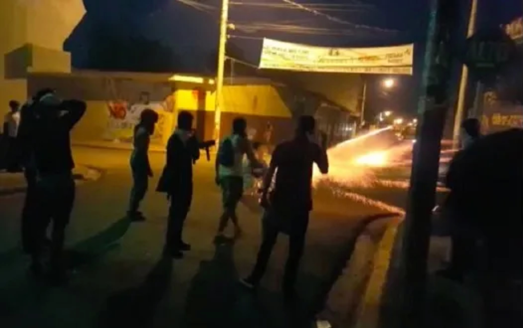 On April 20, a mob of around 500, many brought in by bus, attacked the town hall in Estelí in a battle that left 18 police and 16 municipal workers injured as well as two deaths and many injuries among protesters. Photo: Alliance for Global Justice.