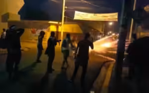 On April 20, a mob of around 500, many brought in by bus, attacked the town hall in Estelí in a battle that left 18 police and 16 municipal workers injured as well as two deaths and many injuries among protesters. Photo: Alliance for Global Justice.