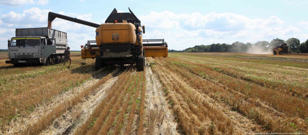 Traditional farming in Ukraine has been made difficult as a result of Russia's invasion. Photo: Vyacheslav Madiyevskyy/Ukrinform/abaca/picture alliance.