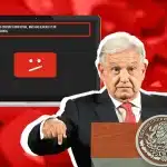Photo composition showing Mexican President Andrés Manuel López Obrador during on of his daily press conferences and, in the background, several YouTube logos and a screenshot with a YouTube error message. Photo: El Economista.