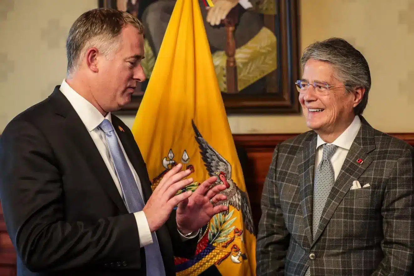 Ecuadorean ruler Guillermo Lasso and US Deputy Assistant Secretary of Defense for the Western Hemisphere Daniel Erikson. Photo: Twitter/@LassoGuillermo.