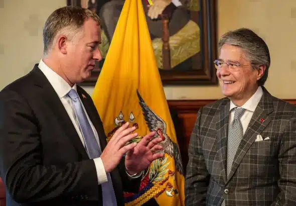 Ecuadorean ruler Guillermo Lasso and US Deputy Assistant Secretary of Defense for the Western Hemisphere Daniel Erikson. Photo: Twitter/@LassoGuillermo.