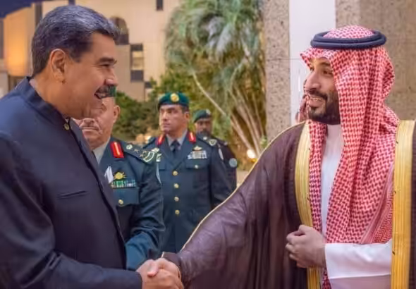 Venezuelan President Nicolas Maduro shaking hands with Saudi Crown Prince Mohammed Bin Salman upon Maduro's arrival to the presidential palace in Jeddah on Monday, June 6, 2023. Photo: Twitter/@rtarabic.