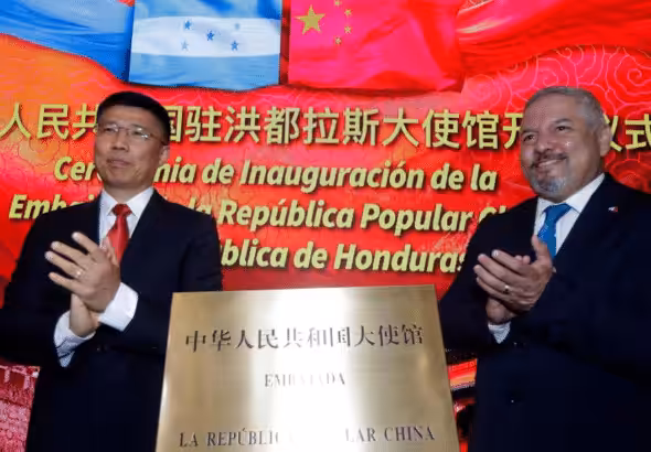 Yu Bo (L), charge d'affaires of the Chinese embassy in Honduras, and Honduran Foreign Minister Eduardo Reina inaugurate the opening of the Chinese embassy in Tegucigalpa, Honduras, June 5, 2023. Photo: Xinhua.