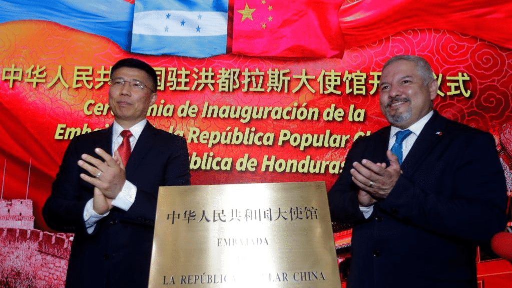 Yu Bo (L), charge d'affaires of the Chinese embassy in Honduras, and Honduran Foreign Minister Eduardo Reina inaugurate the opening of the Chinese embassy in Tegucigalpa, Honduras, June 5, 2023. Photo: Xinhua.