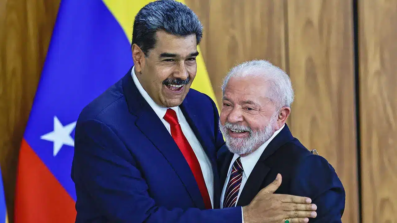 Venezuelan president Nicolás Maduro embraces Brazilian president Lula da Silva. Photo: Reuters.
