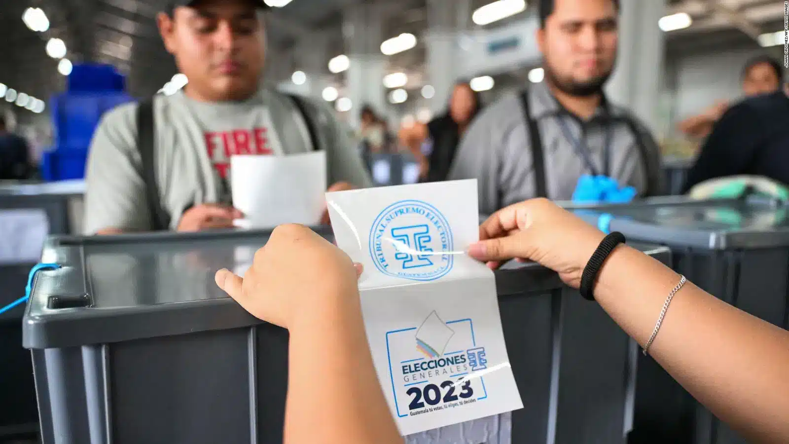 A polling box being sealed with a sticker from the Guatemalan Supreme Electoral Tribunal sticker that reads "General Elections 2023." Photo: CNN.