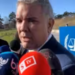 Former Colombian ruler Ivan Duque providing statements to the press at the entrance of the International Criminal Court in The Hague, Netherlands. Photo: Semana/File photo.