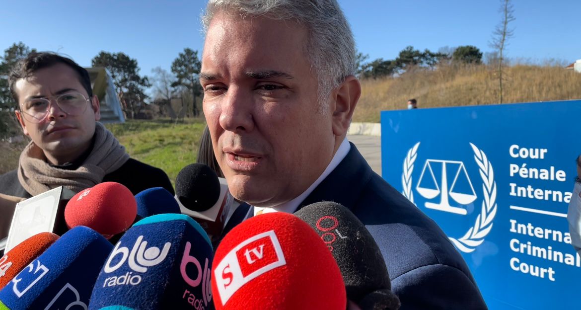 Former Colombian ruler Ivan Duque providing statements to the press at the entrance of the International Criminal Court in The Hague, Netherlands. Photo: Semana/File photo.