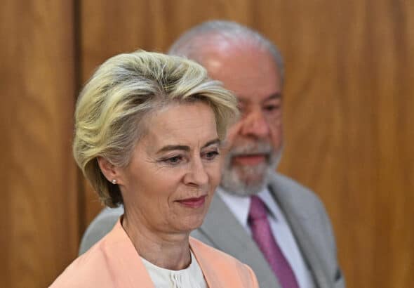 Brazilian President  Luiz Inácio Lula da Silva (right background) and Ursula Von der Leyen (left) during an official ceremony at Planalto Palace, Brasília, on Monday, June 12, 2023. Photo: EFE.