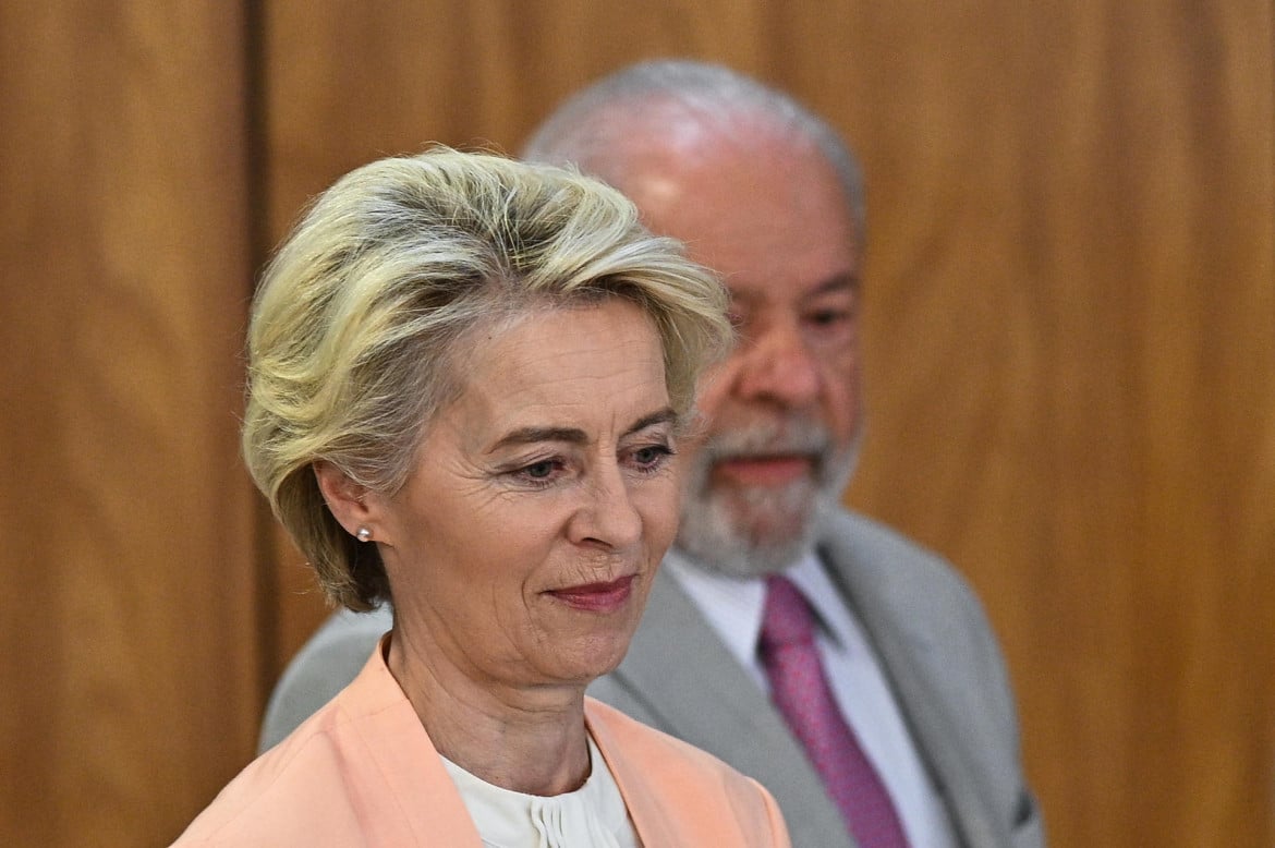 Brazilian President  Luiz Inácio Lula da Silva (right background) and Ursula Von der Leyen (left) during an official ceremony at Planalto Palace, Brasília, on Monday, June 12, 2023. Photo: EFE.