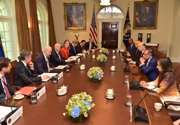 Colombian delegation led by President Gustavo Petro facing the US delegations led by President Joe Biden, during Petro’s visit to Washington on April 20, 2023. Photo: Colombian Presidency Office.