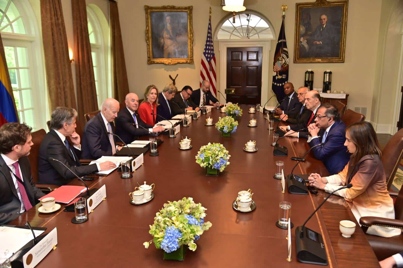 Colombian delegation led by President Gustavo Petro facing the US delegations led by President Joe Biden, during Petro’s visit to Washington on April 20, 2023. Photo: Colombian Presidency Office.