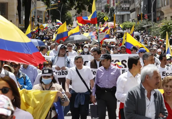 Colombian right-wing demonstrators marching in a street of Bogota to counter the massive demonstration called by President Petro on June 7. Tuesday, June 20, 2023. Photo: EFE.