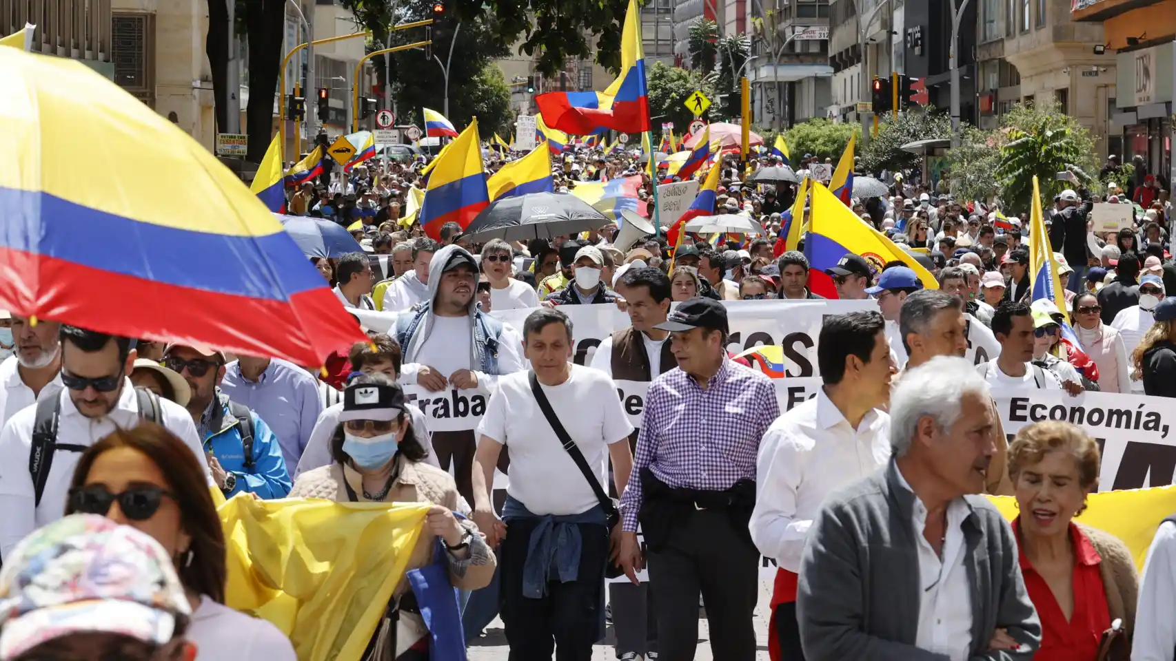 Colombian right-wing demonstrators marching in a street of Bogota to counter the massive demonstration called by President Petro on June 7. Tuesday, June 20, 2023. Photo: EFE.