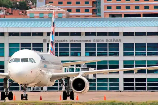 A commercial aircraft taxiing at the Simón Bolívar International Airport in Caracas. Photo: Aero-naves.com/file photo.