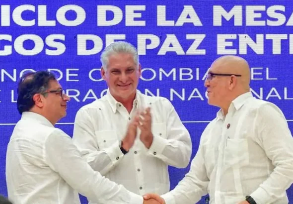 Colombian President Gustavo Petro (left) and ELN Commander Antonio García (right) shake hands after signing the ceasefire agreement, while Cuban President Miguel Díaz-Canel (center) claps. Photo: Presidency of Colombia.